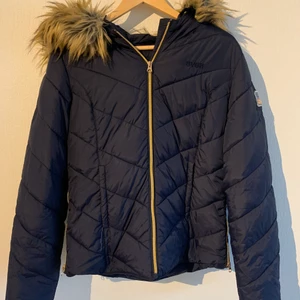 Svea jacka M/L - Marinblå Svea jacka i storlek L men passar M! Använd en vinter så i jätte fint skick. 