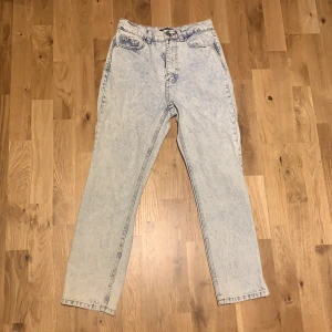 Jeans - Säljer dessa trendiga jeansen ifrån Zara. Säljes pga dom är för små för mig. Använda mycket men bra skick. Säljer för 150:- plus frakt! 