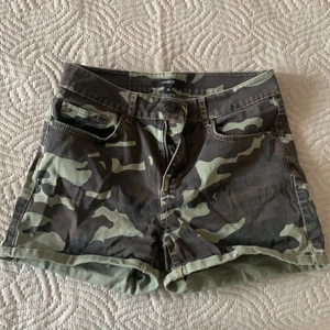 Lindex Shorts, strl 38/s  - Har använt dem två gånger och sedan har dem blivit för små för mig och har strl M men jag kan säga s-xs är storleken, skit fin militär färg. Inget är sönder! 