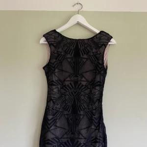 Svart klänning minidress strl S - Jättesöt svart minidress med mönster, svart transparent svart tyg över. Använt sparsamt och i fint skick, perfekt till fest å nyår! Storlek S 