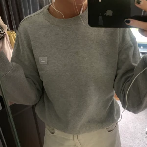 Acne Tröja - Säljer min acne collagetröja då jag tycker att den är liite för liten, sparsamt/knappt använd och är i storlek M men skulle säga mer en S. Orginalpriset är 1900 på hemsidan. Kom gärna med egna prisförslag! möts upp i stockholmsområdet! 💕💕