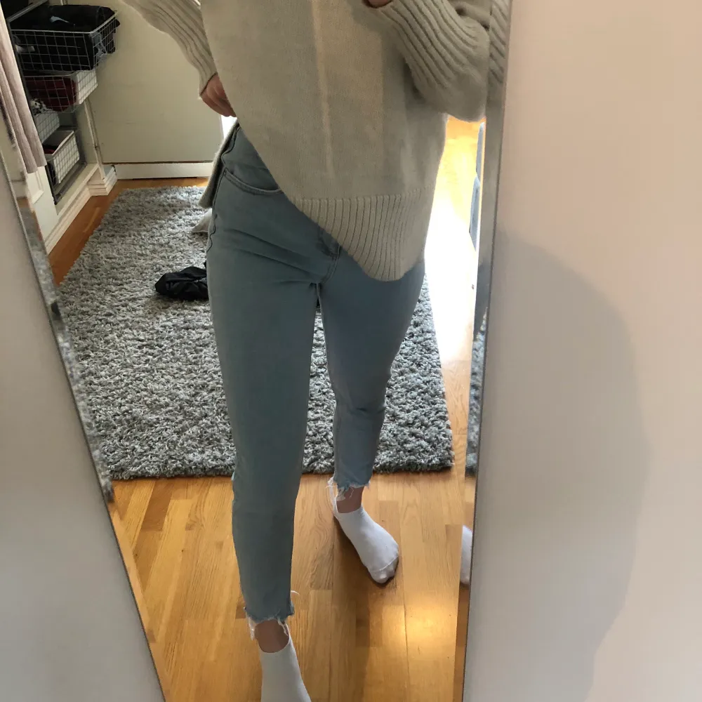 Ett par jättefina blåajeans med slitningar längst ner i strl 36☺️☺️ säljs pga att de inte kommer till användning längre och är bara använda någon enstaka gång💕💕. Jeans & Byxor.