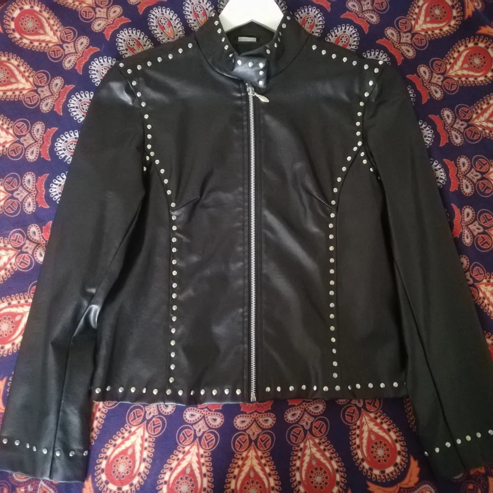 Black spiked jacket, very original, 55cm long, 48x2 cm around the chest, 60,5cm sleeves. Great condition. Size M 🌚🎃☠️👽. Jackor.