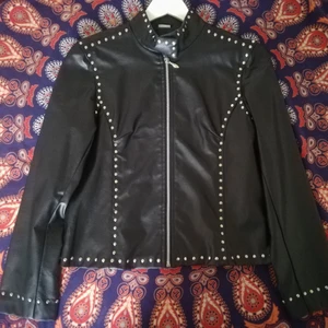 Spiked jacket 👻👻👻 - Black spiked jacket, very original, 55cm long, 48x2 cm around the chest, 60,5cm sleeves. Great condition. Size M 🌚🎃☠️👽