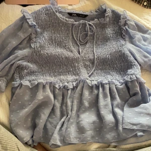 Blå blus  - En super söt blå blus från Zara. Använd 1 gång så är i nytt skick