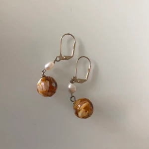 Superfint nytt örhänge med äkta pärl och natursten från Hawai 🍂 -  •handgjort   •nickelfritt silverfärgt material •3.5 cm  •70 kr 📬Kan skickas mot fraktkostnad(11 kr) 📍Kan mötes upp i Mölnlycke 🚭Djurfritt och rökfritt hem