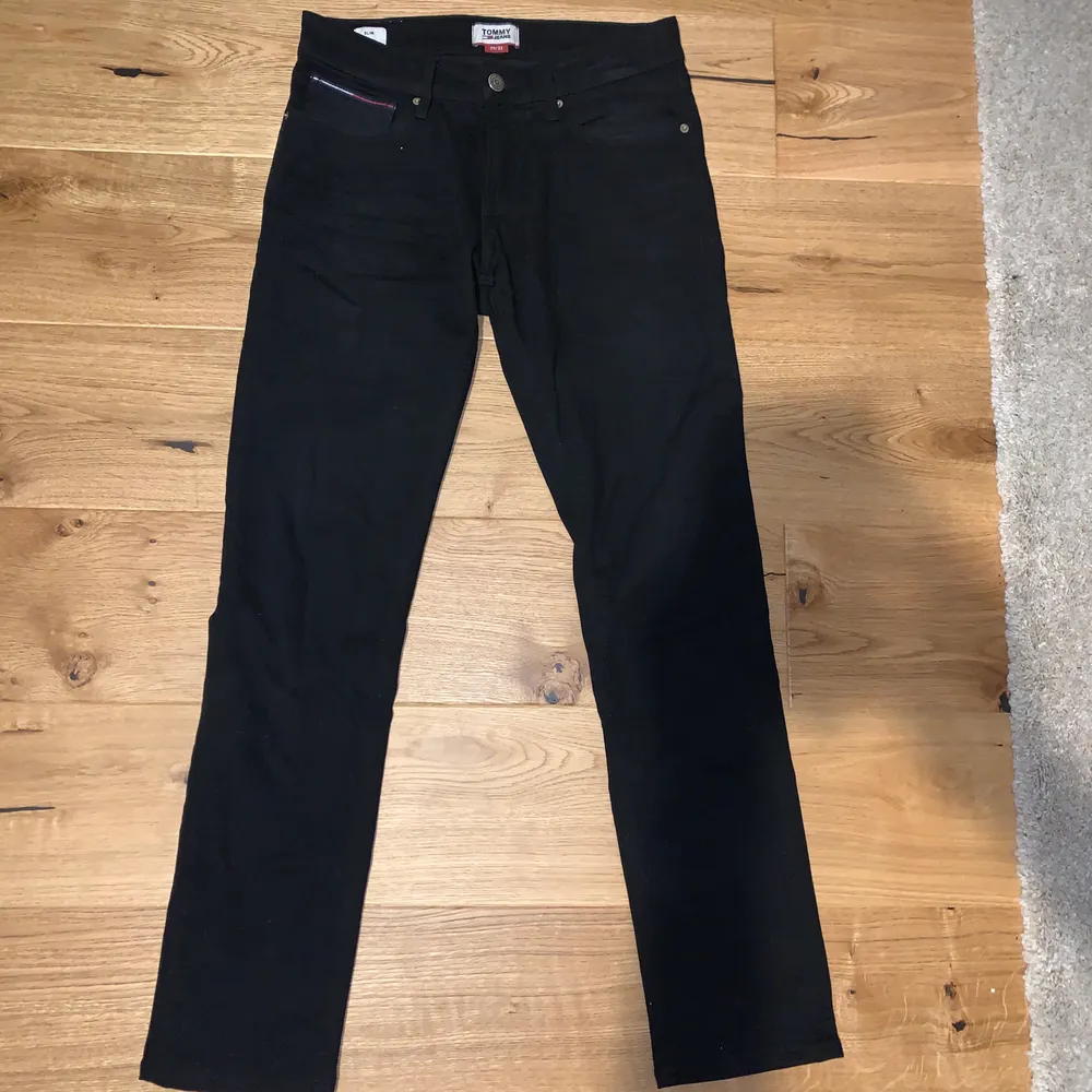 Ett par knappt använda Tommy hilfiger jeans säljes för 180kr köptes för 1079kr Svarta slim jeans. Jeans & Byxor.