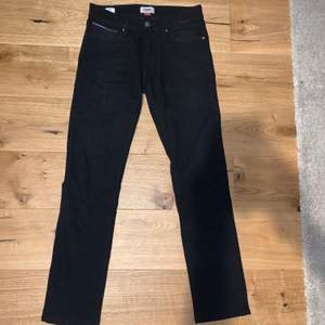 Ett par knappt använda Tommy hilfiger jeans säljes för 180kr köptes för 1079kr Svarta slim jeans