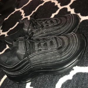 Nike air Max 97 - Köpta för 1600kr i storlek 37,5, super bra skick, dessa lyster inte då jag råka beställa fel, priset kan också diskuteras, vid fler bilder är det bara att skriva till mig och dem går även att fraktas.