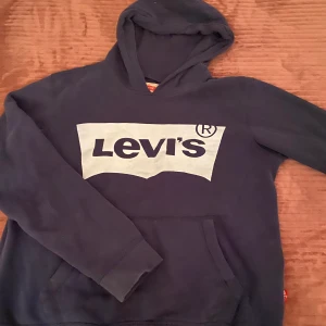 Levis - Jag har använt den här minst 2 gånger, den har inga skador men säljer den för är liten för mig. Jag har xs och s men den sitter perfekt på mig så storleken på den är xs :)