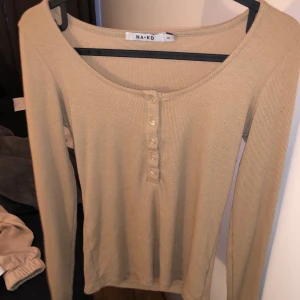 NA-KD topp - Storlek XS superskönt material!