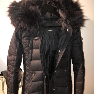  Rock and blue jacka  - En svart rock and blue jacka med silver detaljer. Kragen är gjort av fake päls.  Jackan är i storlek 38 men jag som person bär alltid storlek 36 så den passar som både och. Använd en vinter ett få tal gånger. Priset kan gå att diskuteras ☺️