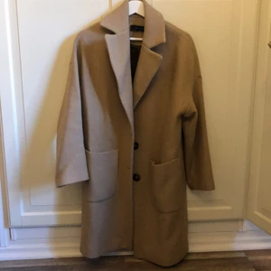 Begie kappa - Varm Begie kappa från Zara. Något overzise i storleken. Använd endast ett fåtal gånger, säljer pga inte kommer till användning. Nypris 1200kr. Passar xs-m beroende på önskad passform 