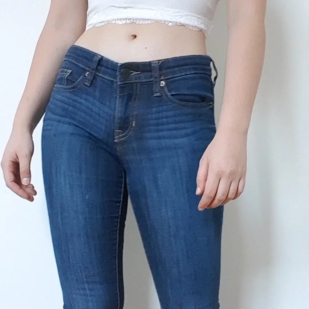 Low waisted skinny jeans köpt på GAP i USA. Använd fåtal gånger. Är i nyskick. Säljer på grund av att de är lite för små. Passar perfekt på XS och S.. Jeans & Byxor.