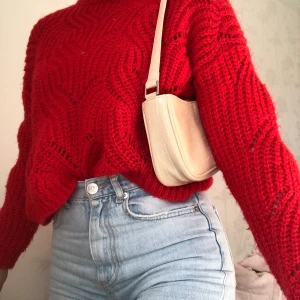 Röd stickad tröja - Röd stickad tröja med mönster från only enbart använd på en julavslutning. Jätte mysig nu när det börjar bli kallt och passar super till jul. Ny pris 299kr Mitt pris 50kr+frakt💕