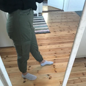 Cargopants - Jättefina militärgröna cargopants från Bikbok som endast använts en gång. Säljes då dem är för stora☺️