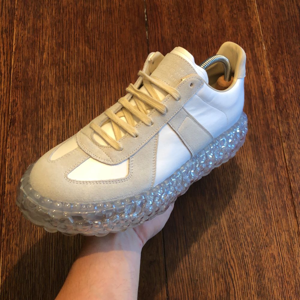 Den klassiska modellen ”Maison Margiela Replica”, fast med en bubbelsula. Ett par av de absolut coolaste skorna, som det franska modehuset tagit fram. Unikt utseende som drar blickar till sig. Mod. S37WS0503-White. Enbart använda två ggr av mig inomhus, dock är den högra skon något mörkare än den vänstra pga. prövad av andra kunder. Försvinner när du börjar använda dem. Nypris:6295kr . Skor.