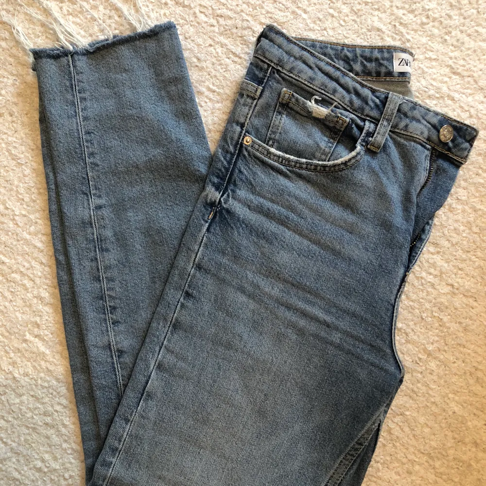 Ljusa jeans i storlek 36 från Zara som är stretchiga och ”raka” vid slutet av benet. Är ca 162cm och de vid ankeln på mig 💜 (de är ljusa blåa, inte gråa som det ser ut på bilderna). Jeans & Byxor.