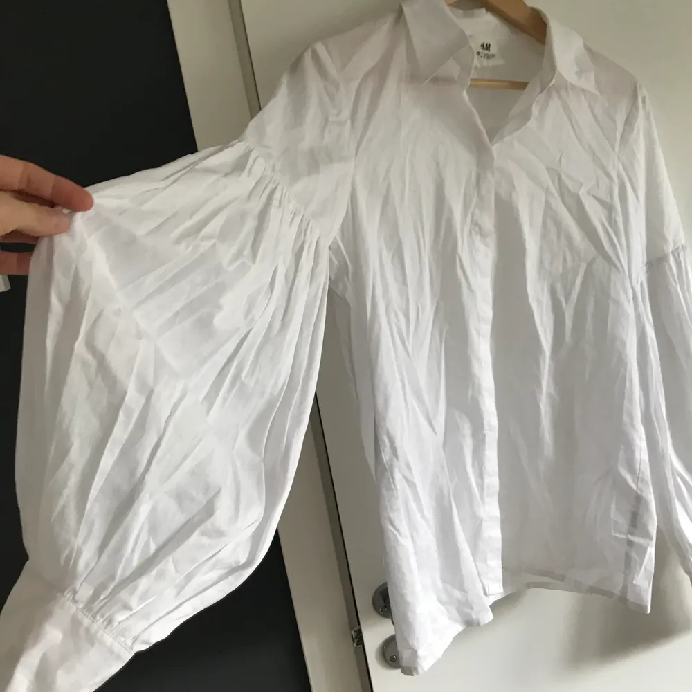 Så cool skjorta med ballongärmar. Har aldrig kommit till användning hos mig så säljer vidare. Som man ser på bilden så behöver skjortan strykas 😊 . Skjortor.