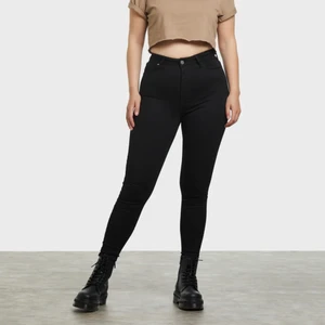 Svarta Jeans  - Plagget är från Bikbok och modellen heter ”JP peachy high 99 ankel” Plagget är aldrig använt pga att jag köpte fel storlek. Nypris 599. Frakten tillkommer!