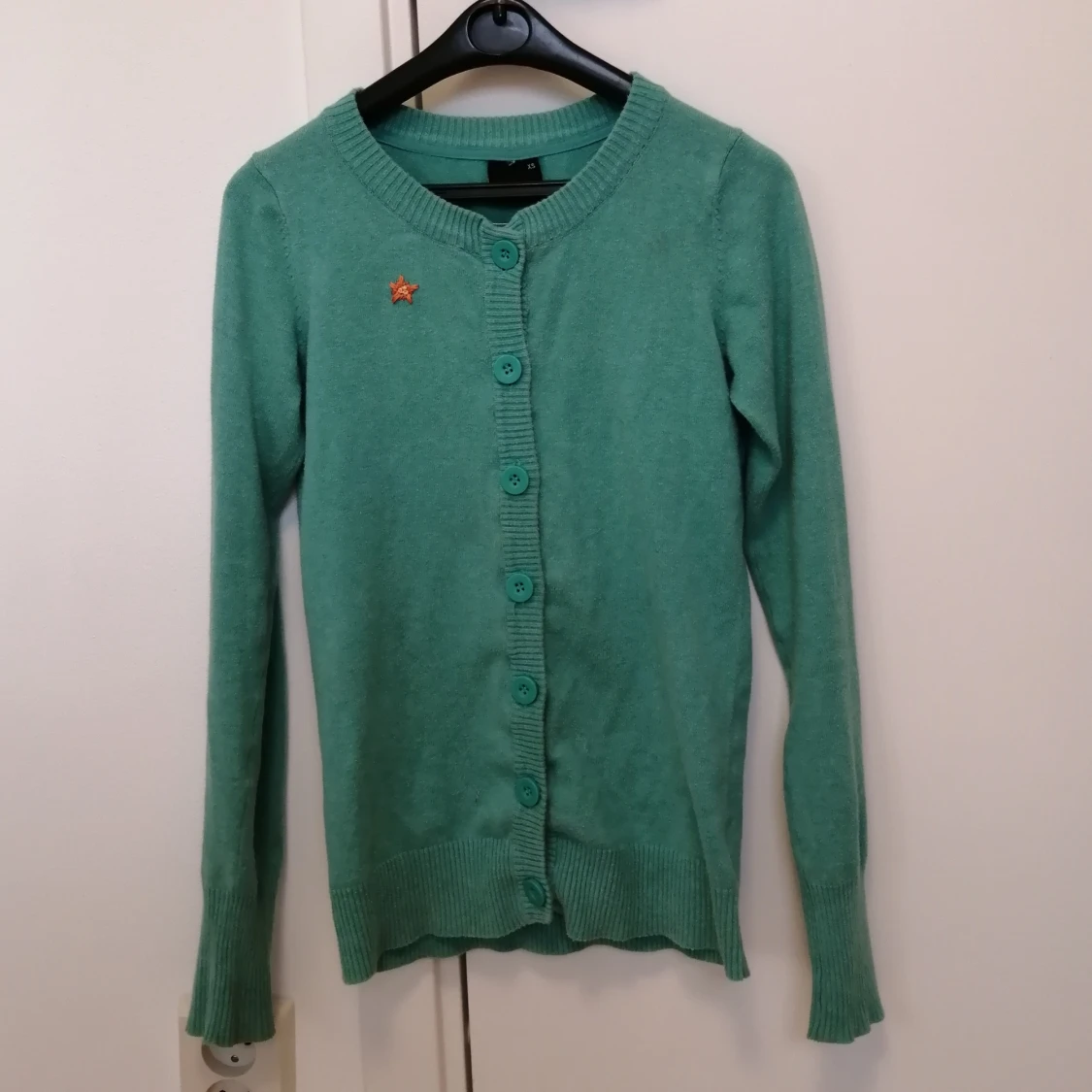 Grön kofta med broderad blomma stl. xs - 90