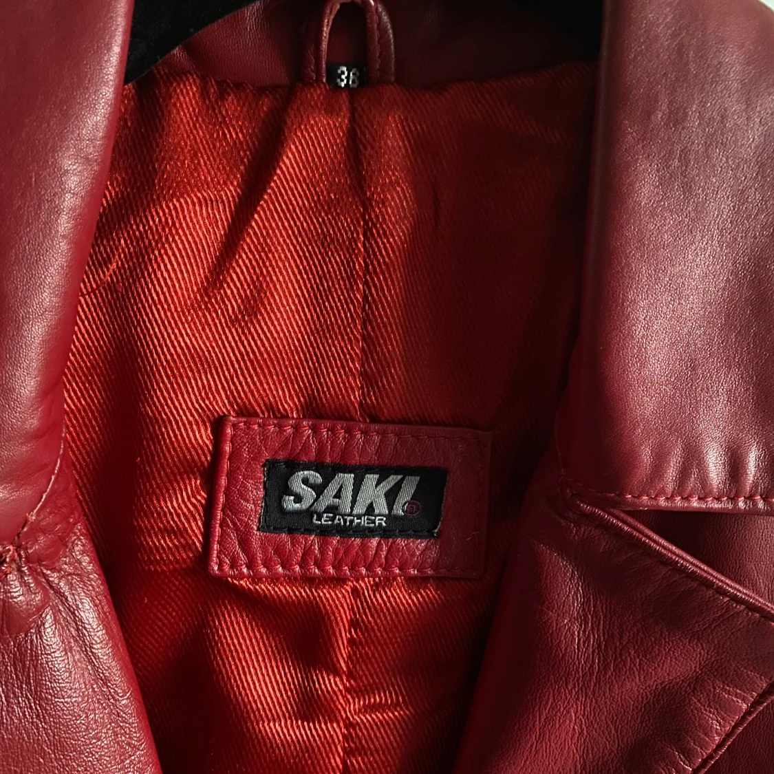 Mörkröd Saki Skinnjacka - 91