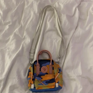 Fjällräven x acne - En as cool acne x fjällräven väska som jag köpte i början av 2019. Lite sliten men det syns inte så mkt, sista bilden är tagen i februari 2019, för mer bilder kontakta mig;) köpt för 1200kr 