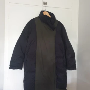 Arket dunjacka - Säljer en underbar varm och lätt dunjacka i reycled dun från Arket. Den är i princip oanvänd. Den är str 38 oversize. Obs andra bilden är produktbild med annan färg . Den jag säljer är grön/ svart