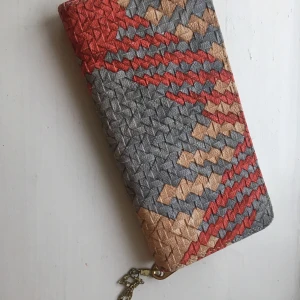 Plånbok/väska - Plånbok/väska. Hämtas i Bromma eller skickas, köparen står då för frakt 