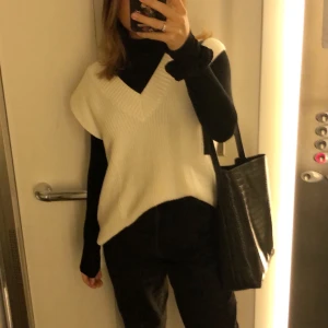 Stickad väst - Vit stickad väst, köpt förra månaden och endast använd 2 gånger. Nyskick! 