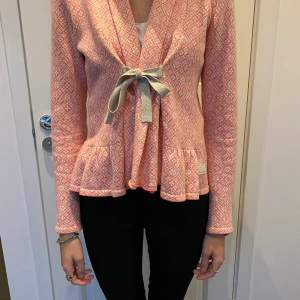 Odd Molly kofta - Sååå fin rosa Kofta från Odd Molly med grått band. Endast använd ett fåtal gånger. Den är i storlek 1 alltså S. Priset kan förhandlas! 💗💗💗