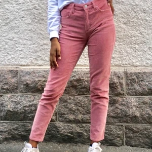Manchester jeans  - Ett par svin snygga Manchester jenas i ljusrosa!! Storlek 27 jag har 34-36 och dom gör passar mig perfekt. Nypris: 800, frakt tillkommer på 65 kr(spårbart)❤️