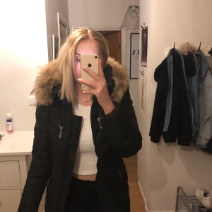 Hollies jacka - En lång,varm och figur sydd vinterjacka. Storlek 36 men skulle säga att den passar en 38. Det finns en reva längst ner inuti jackan men det syns absolut inte utifrån. ((Kan gå ner i pris vid snabb affär))