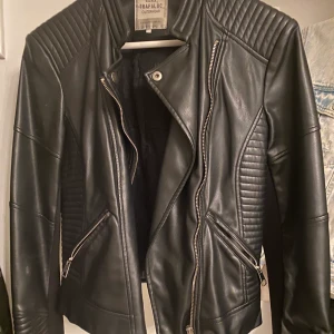 Skinn jacka - Skinn jacka från zara, bra skick. Det är storlek M men den passar mig som brukar ha S i jackor. Inga defekter.