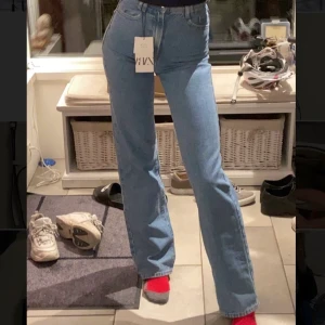 Zara jeans - Supersnygga slutsålda Zara jeans i färgen ljusblå och str 32, säljer pga köpte fel storlek. Bara prövade :) längden är perfekt för mig som är 172cm lång. Köparen står för frakten, finns även möjlighet att mötas upp någonstans i Stockholm. Skicka pm/ kontakta mig vid intresse och buda privat där. 