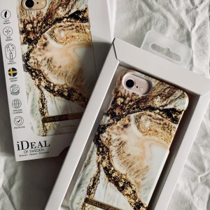 Ideal of Sweden - Säljer Hannalicious iphone 7S skal ”Golden Swirl” 🌸 Observera sista bilden som visar en liten spricka i ena hörnet, säljer därför den till ett riktigt schysst pris! ✨ Funkar även till iphone 6, 6S, 7 & 8.
