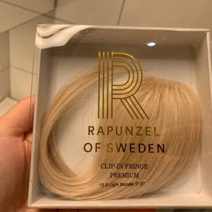 Enbart testad Clip-in i äkta människohår dvs du kan styla den hur du vill från rapunzel! https://www.rapunzelofsweden.com/sv/akta-loshar/hardelar/clip-in-fringe-10.8-light-blonde-0-cm/?gclid=EAIaIQobChMIlqbxsdav7AIVA6WyCh2OCQRCEAQYASABEgIF9fD_BwE för mer info och bättre bilder på hur det kan se ut! :) kan skickas mot frakt eller mötas upp i Kungsbacka!