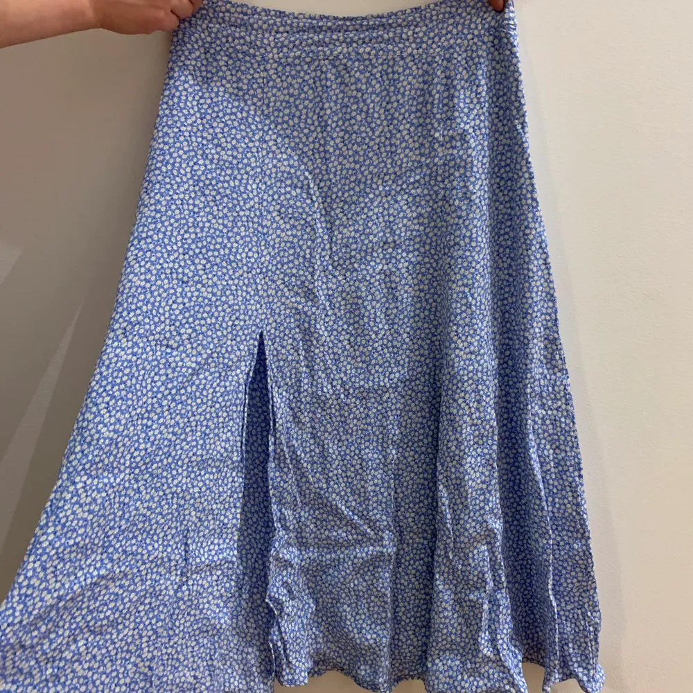 Säljer denna fina kjol som slutar på vaden/under knäna! Den är i st 36 från Hm och köptes för ca 300kr! Bara använd 1 gång på en skolavslutning så den är i SUPERbra skick!!! Priset kan diskuteras självklart så kom bara med ett bud på vad som känns bra för dig 💘. Kjolar.