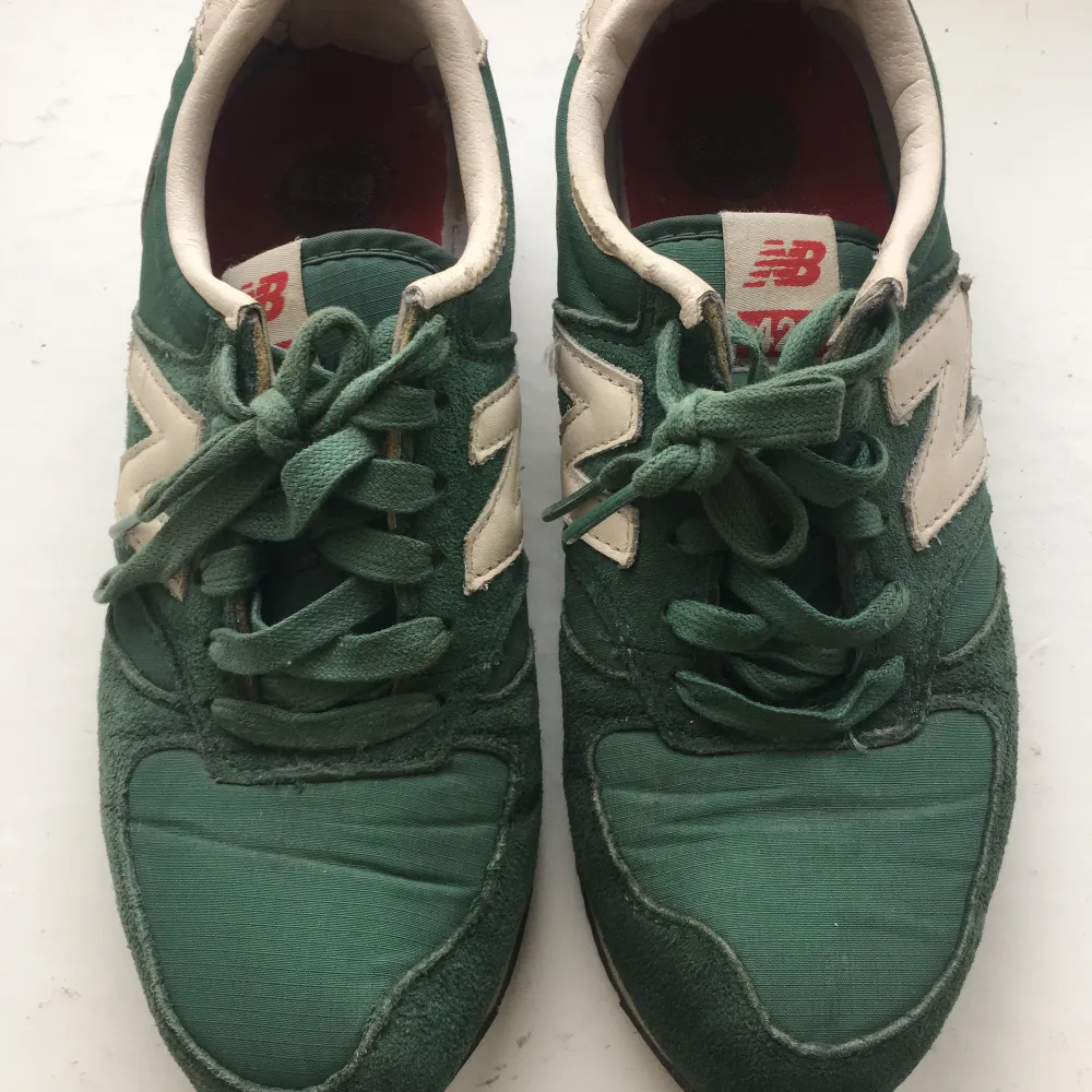 Gröna sneakers från New Balance. Storlek 37,5.Lite slitna inuti, se bild.  50 kr plus porto. 💚. Skor.