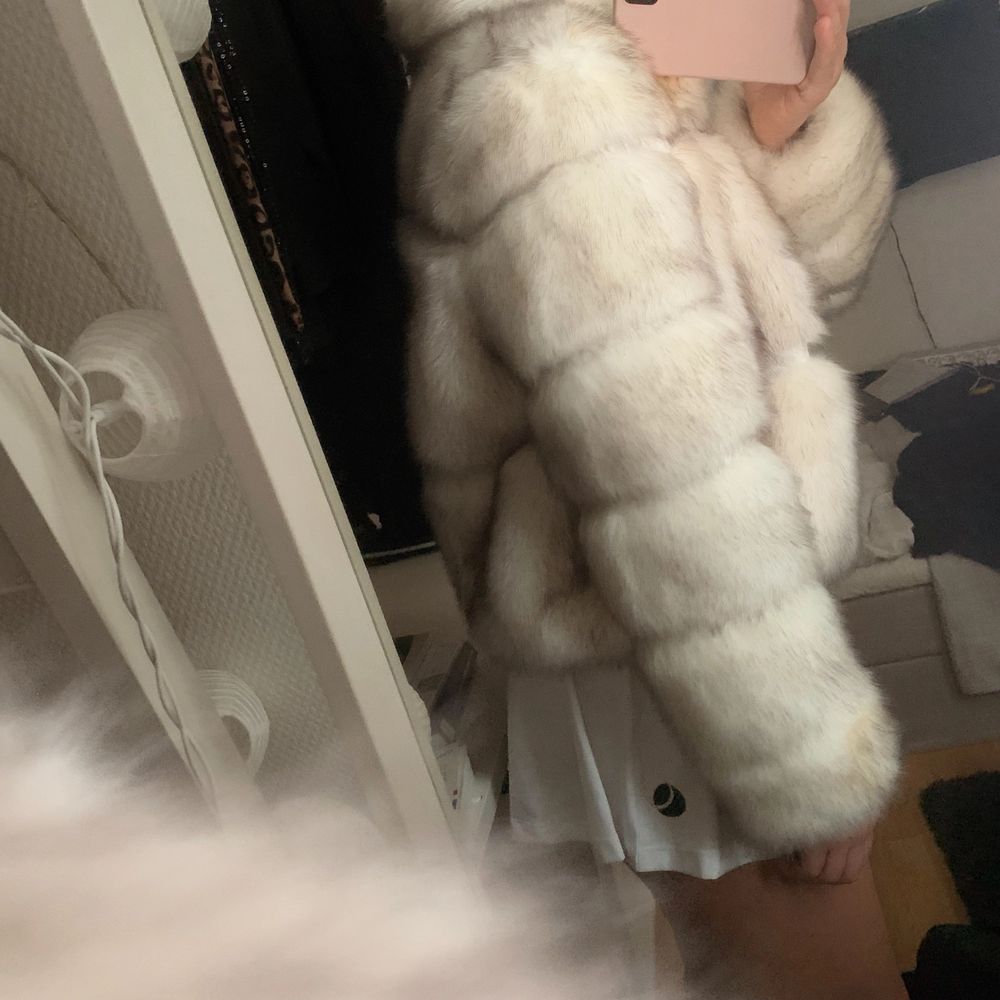 En vit faux fur med lite inslag av grått. Använd en kväll, så i väldigt gott skick. Tycker den är så snygg men har inga tillfällen att använda den då jag pluggar och inte gör så extravaganta saker längre haha. Köpt för 1200:- på Missguided.. Jackor.