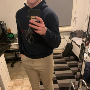 Ralph Lauren Hoodie - Varm och skön Ralph Lauren hoodie. Perfekt nu till vintern!❄️⛄️ Lite stor i storleken och passar nog någon med storlek XS eller S🤩 Nypris: 1450kr, säljer den då jag känner att det inte riktigt är min stil längre. Pris kan diskuteras och köparen står för frakt men kan även mötas upp i Falun!