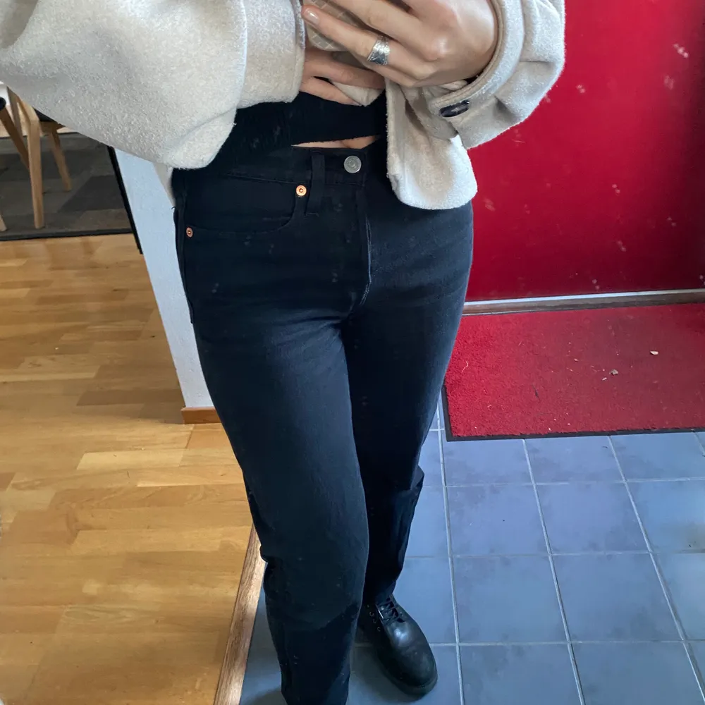 Snygg modell från levis, lite rakare modell fast ändå inte:) köpta på levis för 1199kr, färgen är lite ljusare än svart fast i dom flesta ljus är dom svarta:)) . Jeans & Byxor.