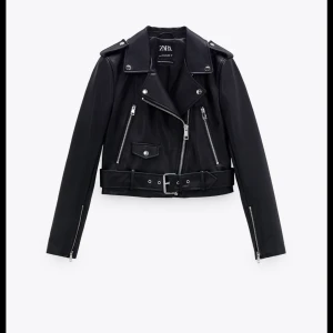 Skinnjacka från zara - Säljer min sparsamt använda skinnjacka. Köptes för 559kr. Används inte tyvärr längre. Storlek M men passar t alla från Xs-m högsta bud:320kr 