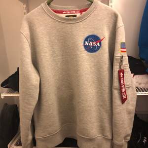 Jag säljer min gamla alpha industries sweater. Den är i bra skick, använt ett par gånger. Möter gärna upp i Lund. Både Swish och kontant fungerar. Strl M