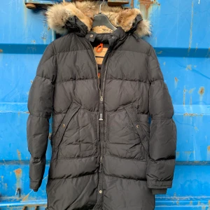 Parajumper Longbear   - Säljer min fina PJ då den inte används 🌟 Den är inköpt på Kajs på Kungsmässan, nypris ca 9000 kr, säljer den för 3500! Lite skrynklig pga varit nedpackad. Finns inga skador alls på jackan, tillhörande remmar etc medkommer, jag har tagit av dem 