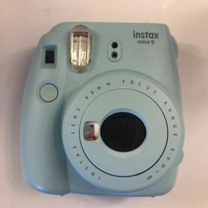 Polarid instax mini 9 - Säljer denna fina polarid mini 9 kameran som knappt är använd då den är i jättebra skick, inget fel på den! Bilder och batterier får du inte med utan behövs köpas själv💗 Batterierna som behövs är AA batterier!                                                                     Om fler är intresserade så får ni buda!