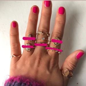 Ringar i guld - En massa ringar i guld som tyvärr inte kommer till användning. Fråga mig privat angående pris, storlekar och närmare bilder. Alla kostar lite olika. Jag är med på paketpris💘 de överstrukna är sålda💘