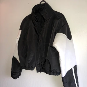 PUFFERJACKA  - Fin kortare pufferjacka, knappt använd!                        Size 12, mer som en S-M.                                               Köparen står för frakt 🦋