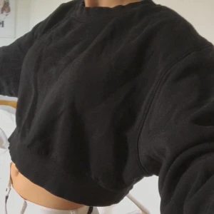 Tjocktröja - Svart tröja från weekday i bra skick! Jätteskön myströja eller skoltröja💕