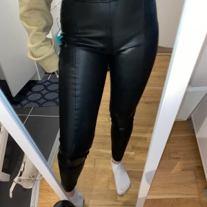 Snygga skinnbyxor - Väldigt fina skinnbyxor, använt ett fåtal gånger men börjar tyvärr bli för små 💗 köparen står för frakt